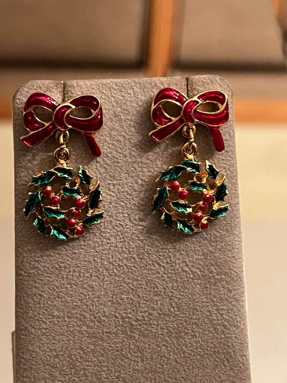 Red bow and wreath dangle holiday earrings
